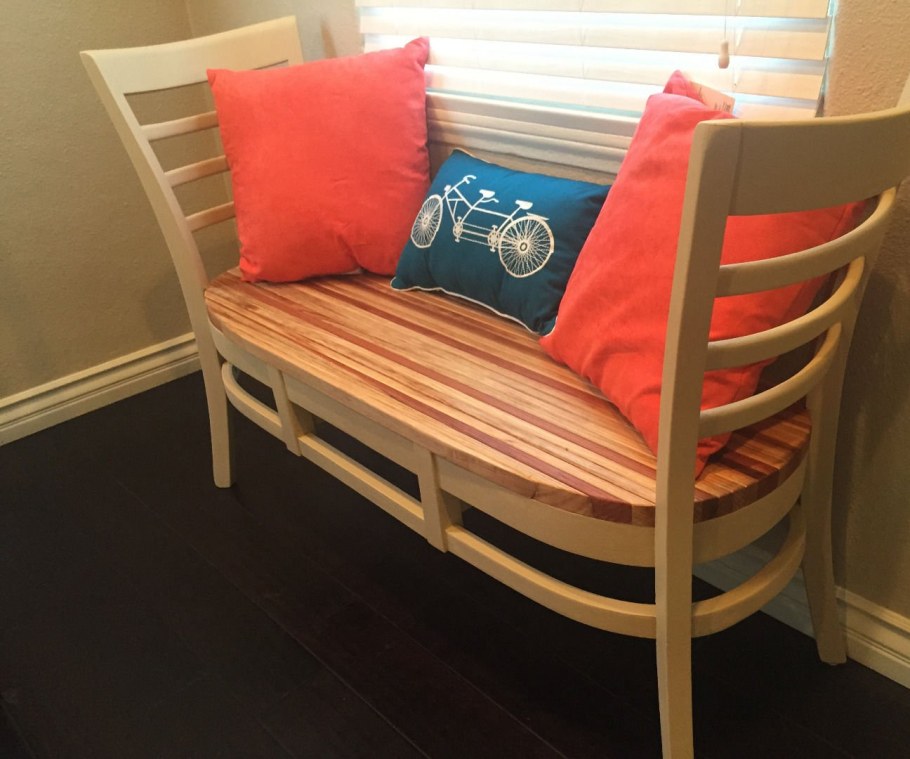 Скамейка из старых стульев