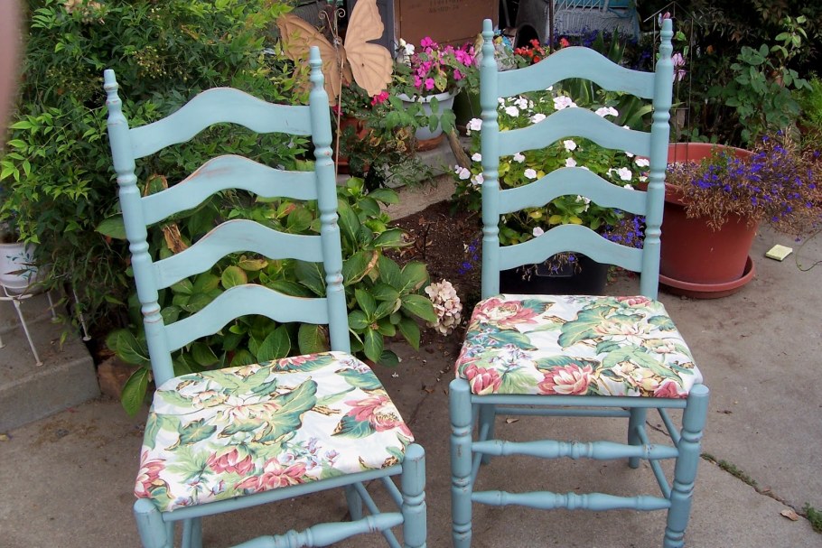 Кушетка из старых стульев