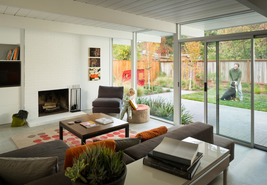 Гостиная с панорамными окнами в частном доме