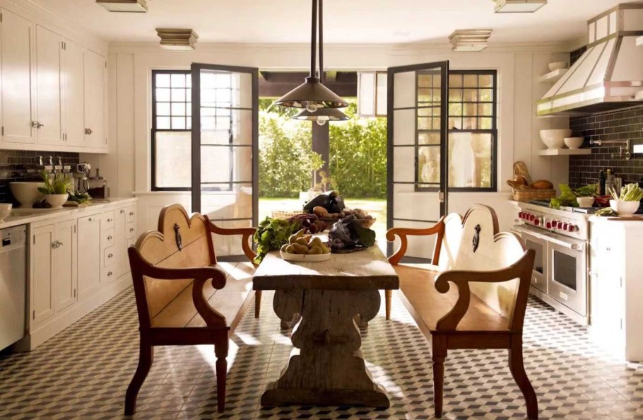 Стол в загородном доме