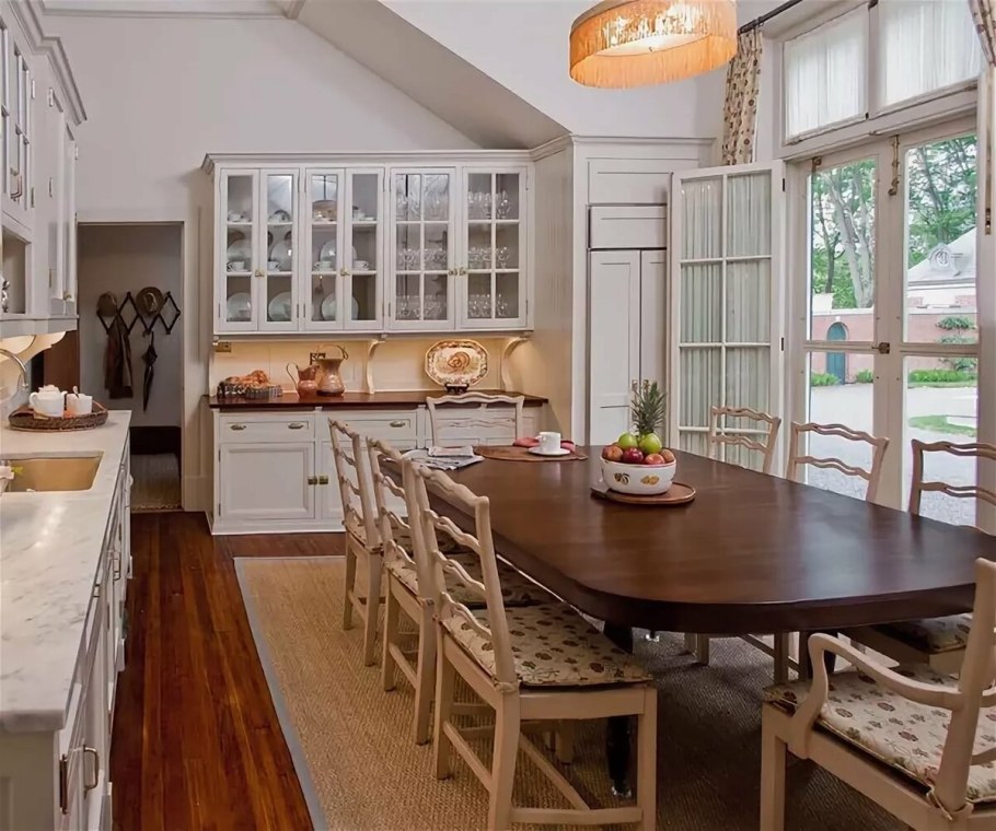 Кухня столовая с выходом на террасу
