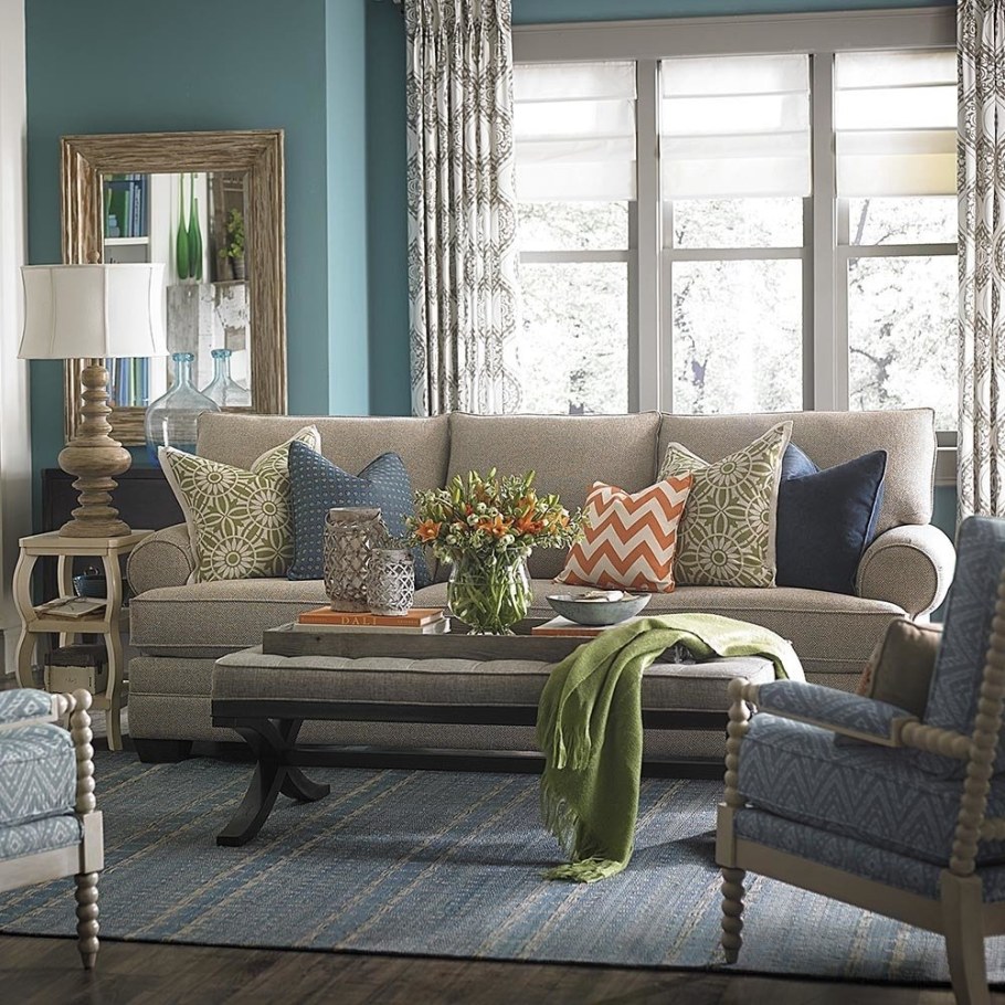 Гостиная в шалфейных тонах