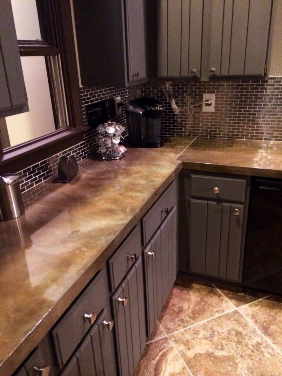 Коричневая плитка на кухне