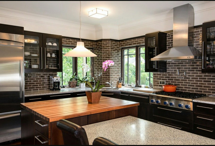 Коричневая кухня в интерьере