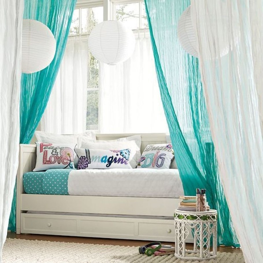 Детская комната с бирюзовыми шторами