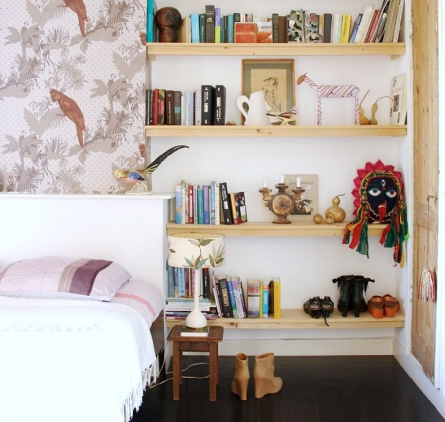 Полочки в интерьере спальни