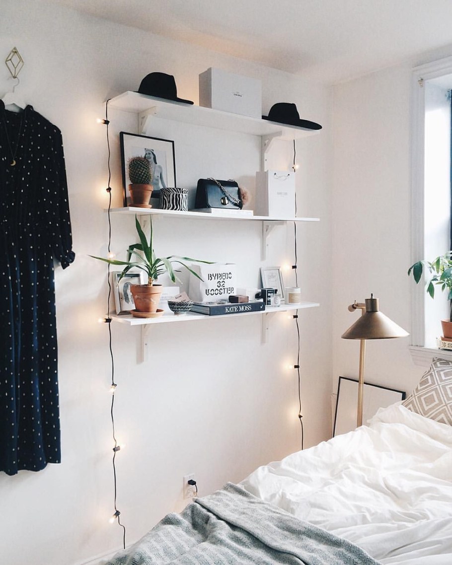 Полочки в интерьере спальни