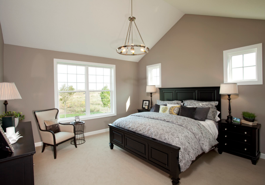 Коричневые стены в спальне