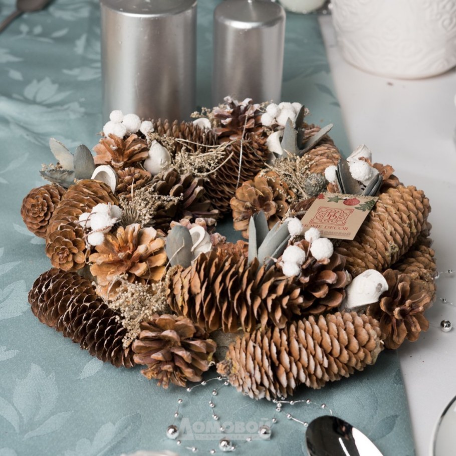 Композиции из еловых шишек