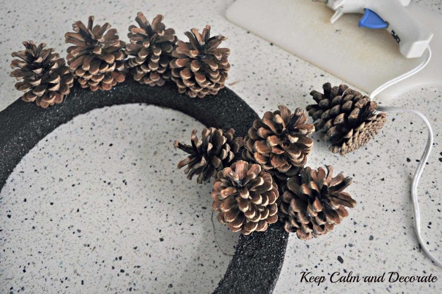 Декорации из шишек