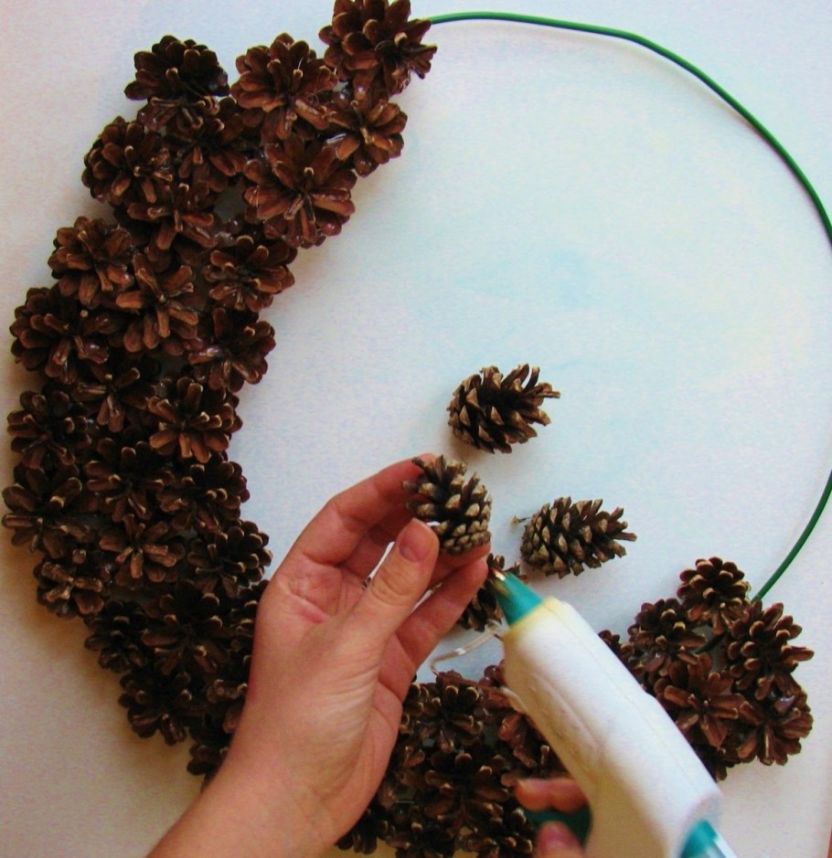 Украшения из шишек