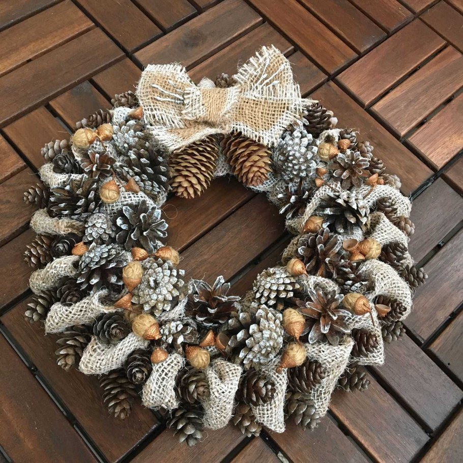 Венок из шишек