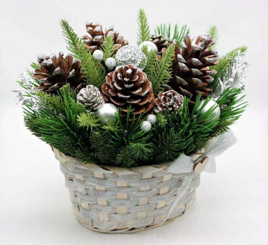 Композиция из шишек