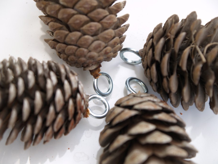 Елочные игрушки из шишек