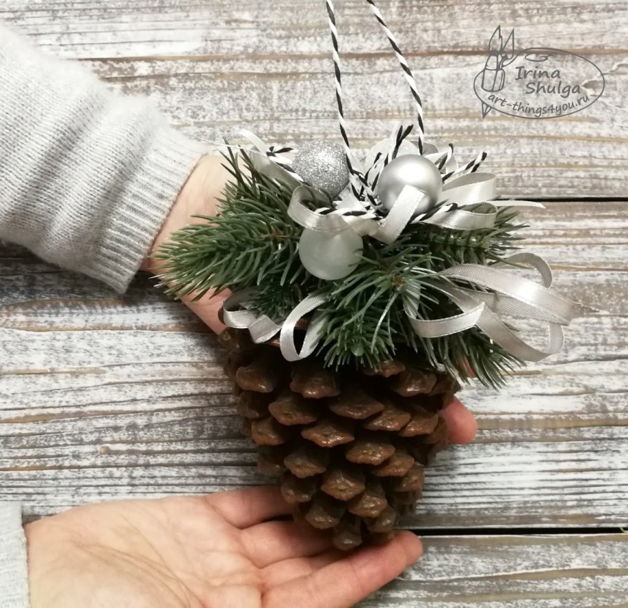 Новогодний декор из шишек