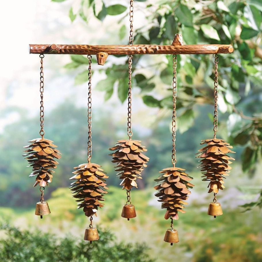 Декор шишками на даче