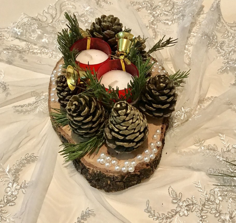 Новогодние композиции из шишек