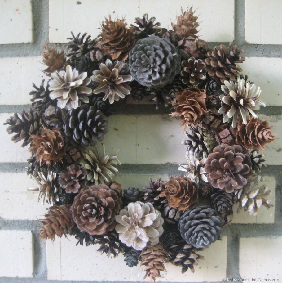 Композиция из сосновых шишек
