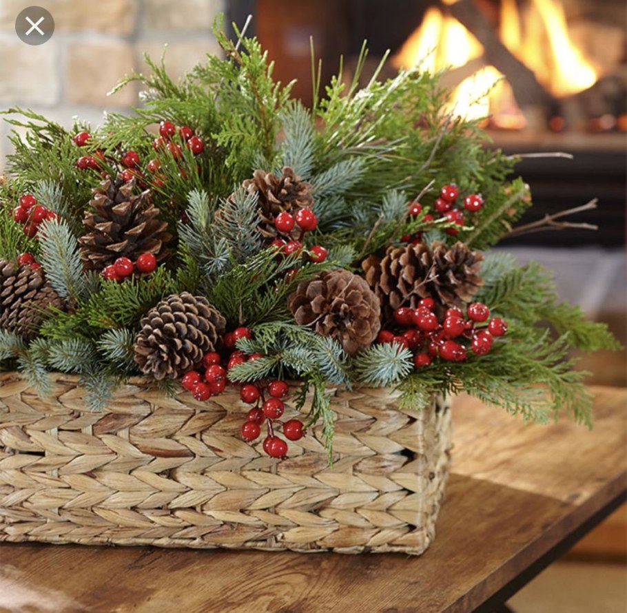 Экибана Новогодняя из еловых веток в корзине