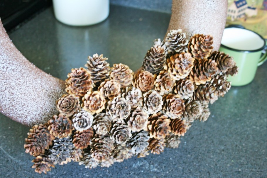 Поделка из большой шишки