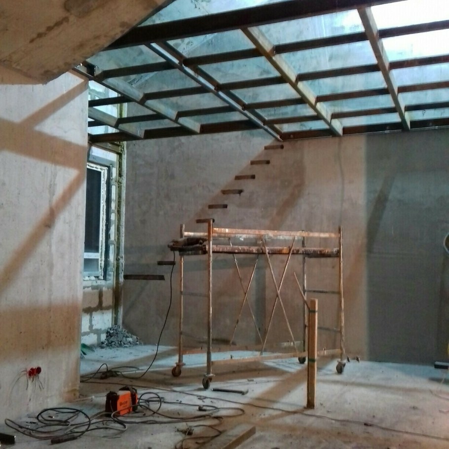 Антресольный этаж из металла застекленный