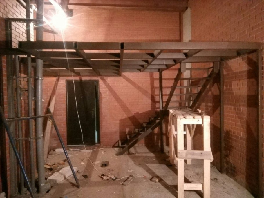 Консольный антресольный этаж