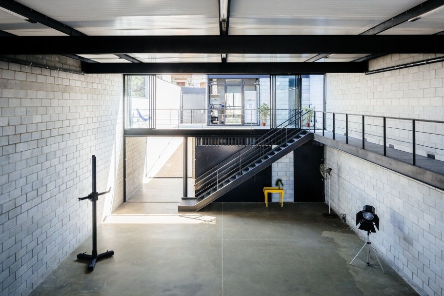 Двухярусный гараж в стиле лофт