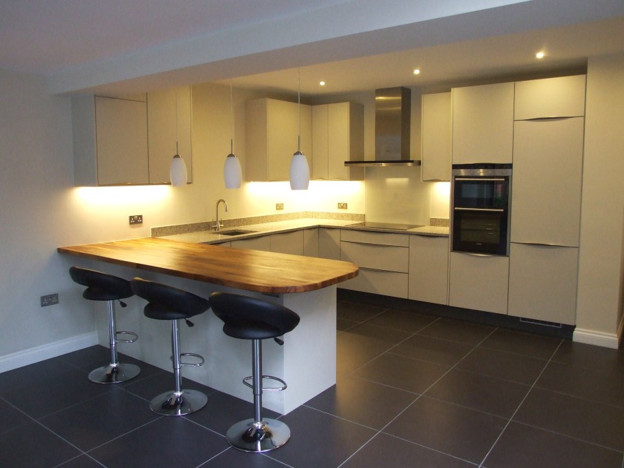 Современная кухня с барной стойкой