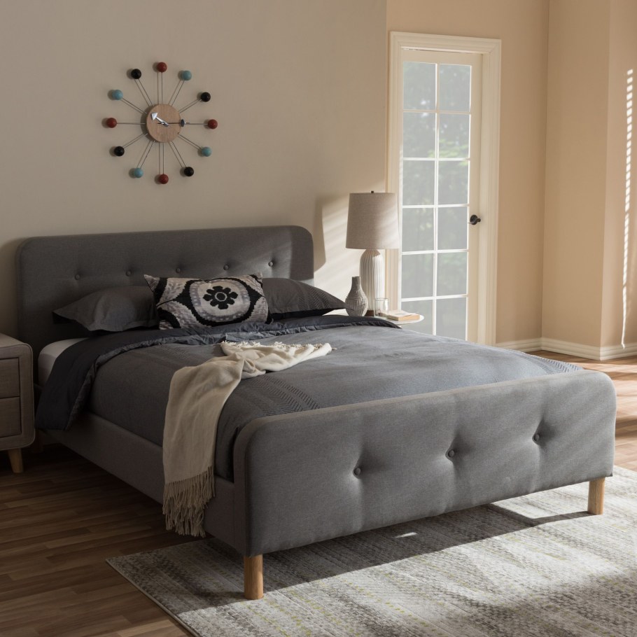 Кровать с серым изголовьем