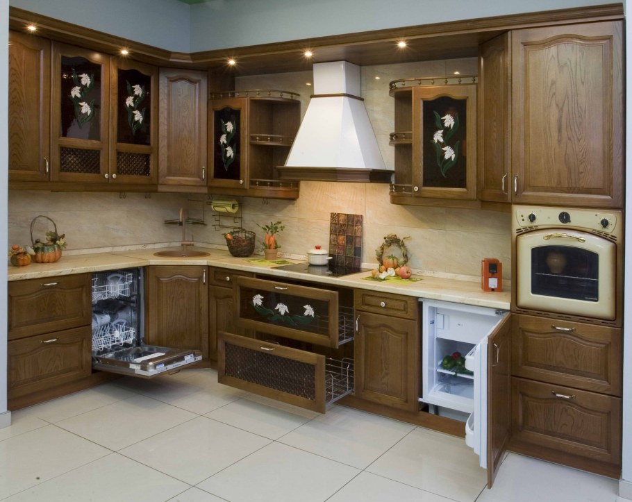 Кухонный гарнитур из натурального дерева