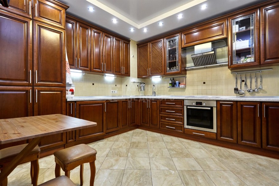 Угловая кухня под дерево