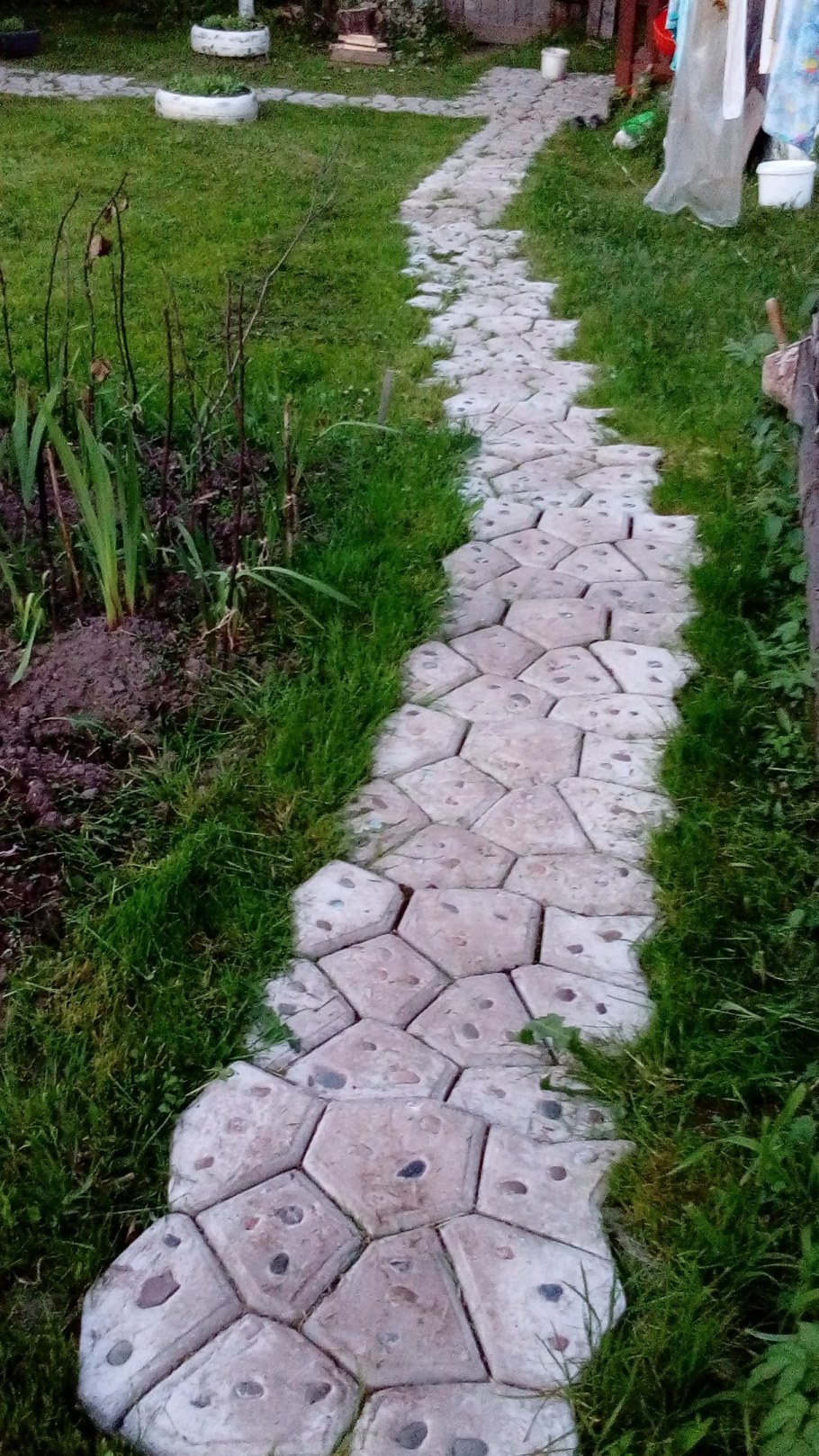 Плитка для дорожек на даче