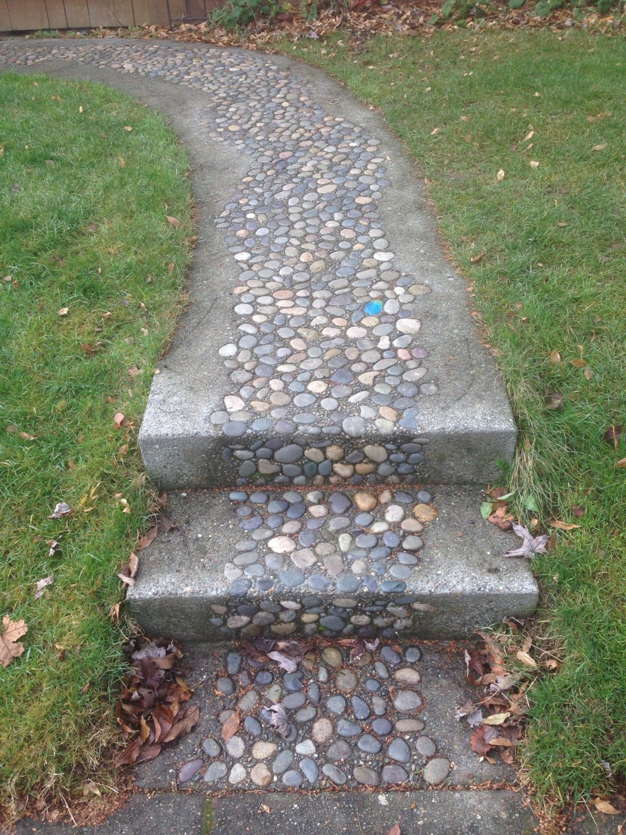 Дорожки из речного камня