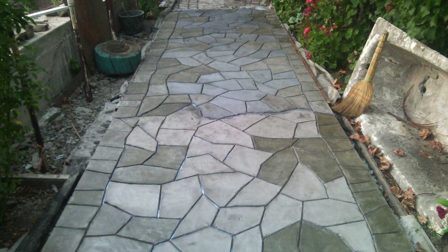 Дорожка из цемента под камень