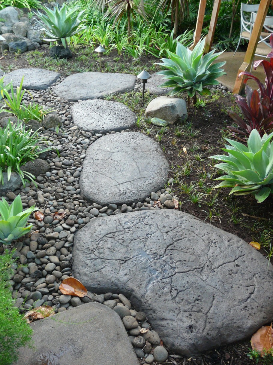 Дорожка из бетонных камней