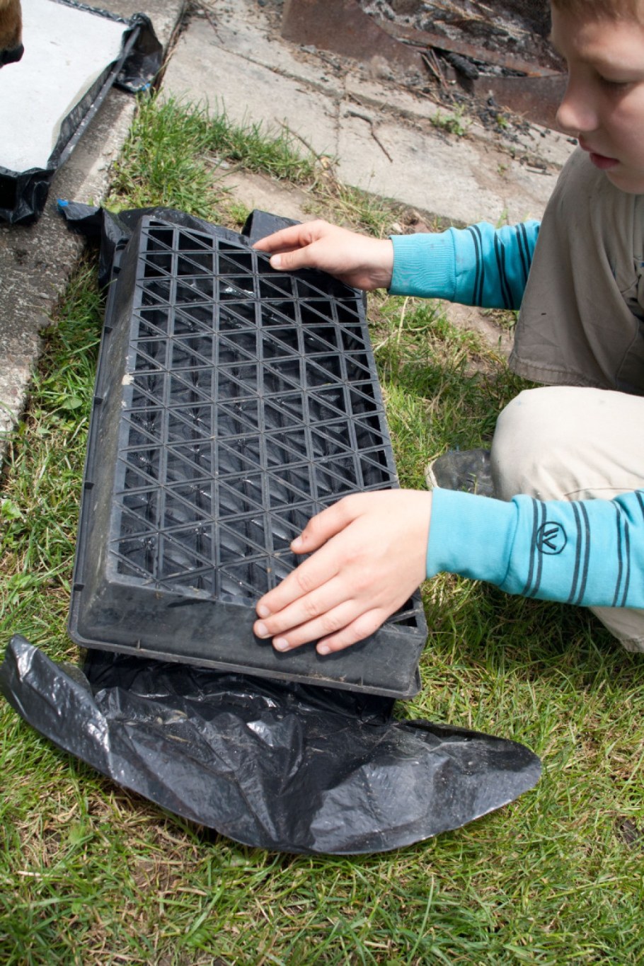 Садовая дорожка из пластиковых ящиков