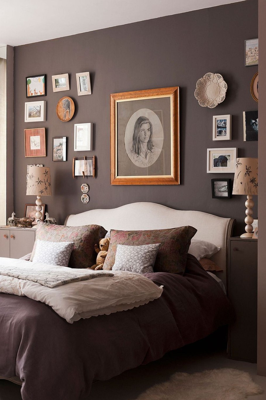 Серые стены коричневая мебель