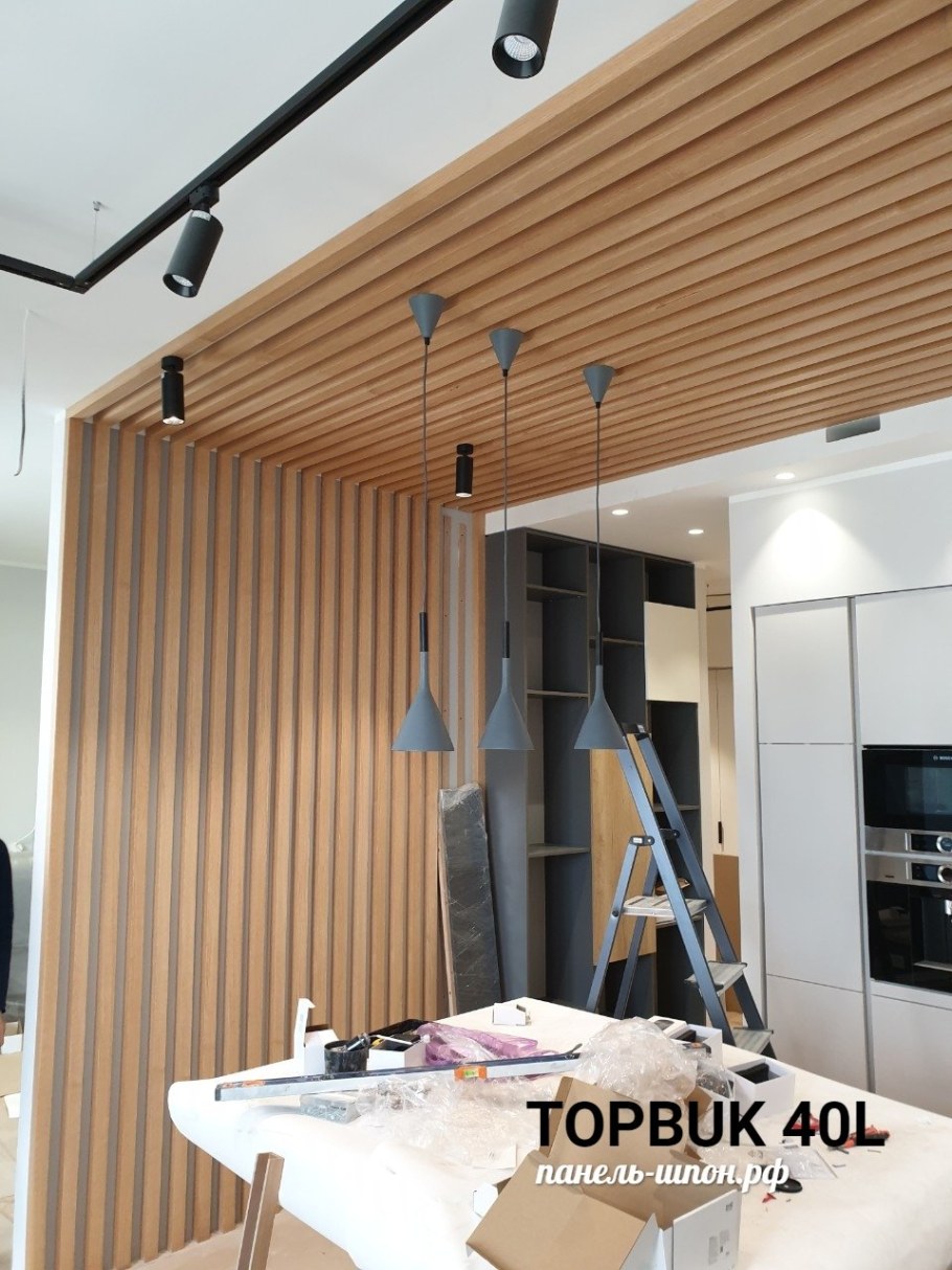 Деревянные рейки на потолке в кухне