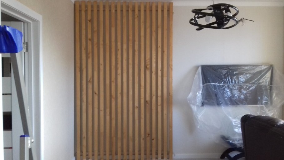 Отделка стен деревянными рейками