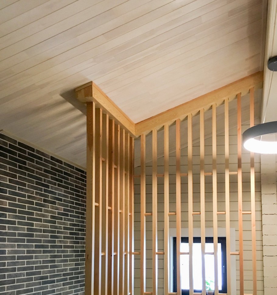 Отделка стен деревянными рейками