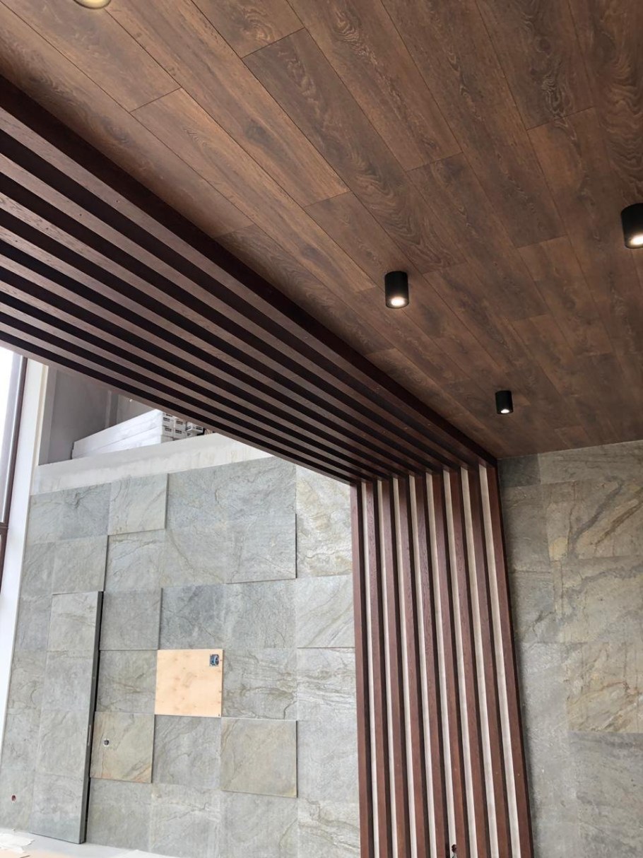 Деревянные рейки на стене и потолке