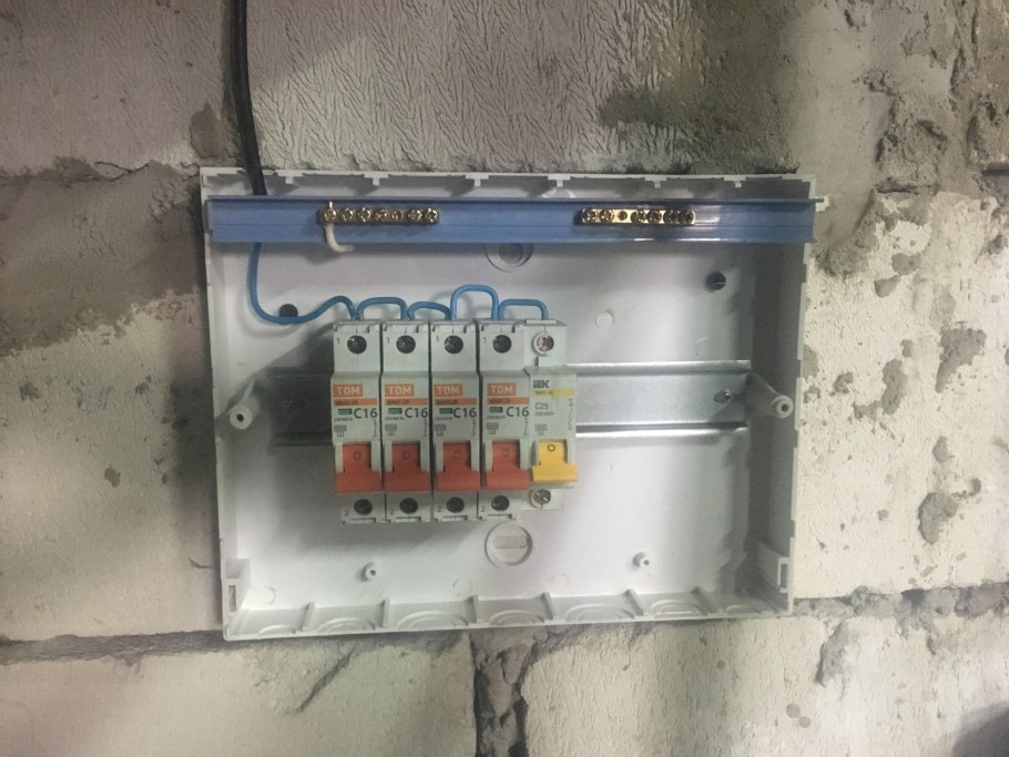 Блок автоматов в гараж 380