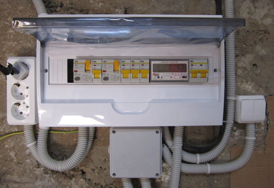 Старый электрощит в гараже