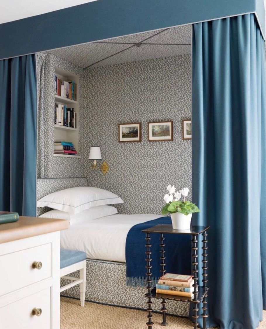 Кровать за шторкой