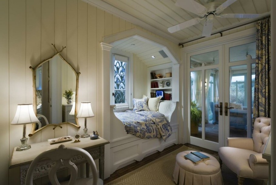 Уютная спальня с окном