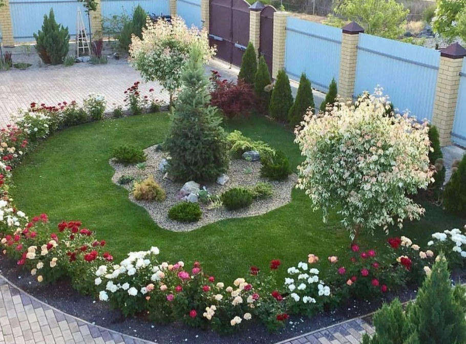 Круглая клумба с розами