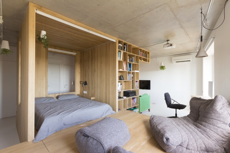 Спальня с высокими потолками