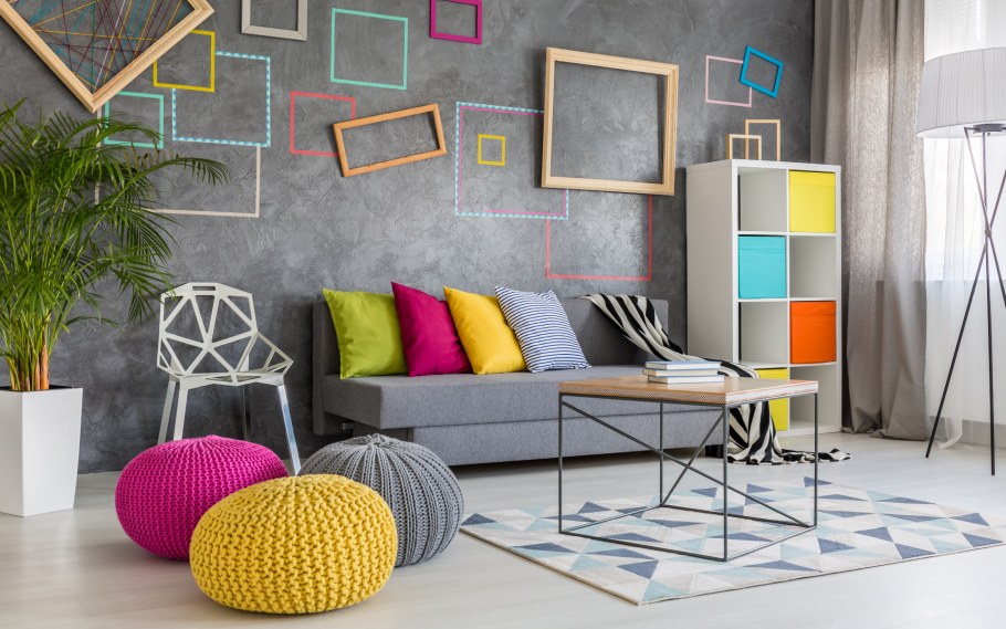 Яркие элементы в сером интерьере
