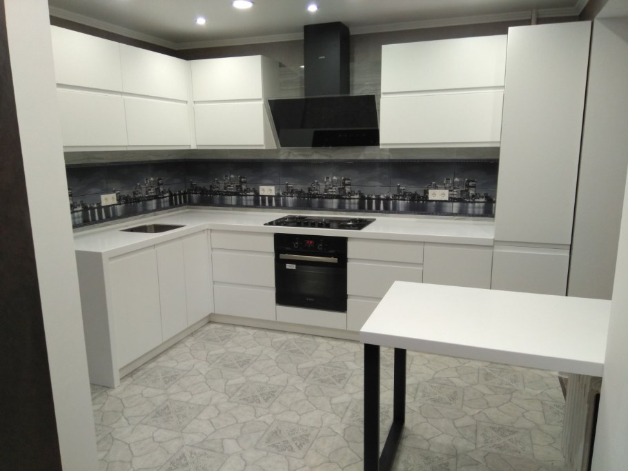 Белая п образная кухня