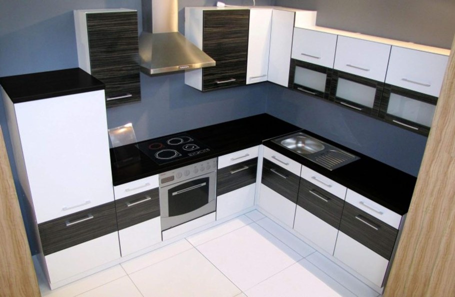 Кухня г образная с пеналом